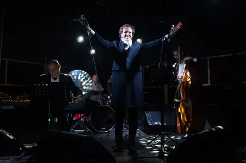 Алекс Абра. Sinatra Christmas